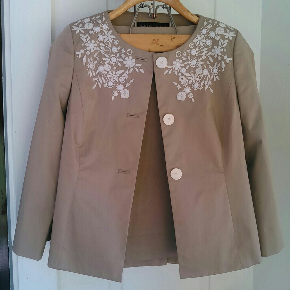 Embroidered khaki skirt suit
